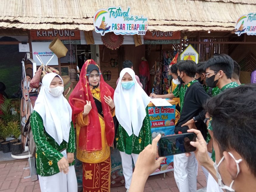 BANJARBARU RAIH JUARA I KAMPUNG BANJAR DI FESTIVAL FESTIVAL BUDAYA PASAR TERAPUNG 2021