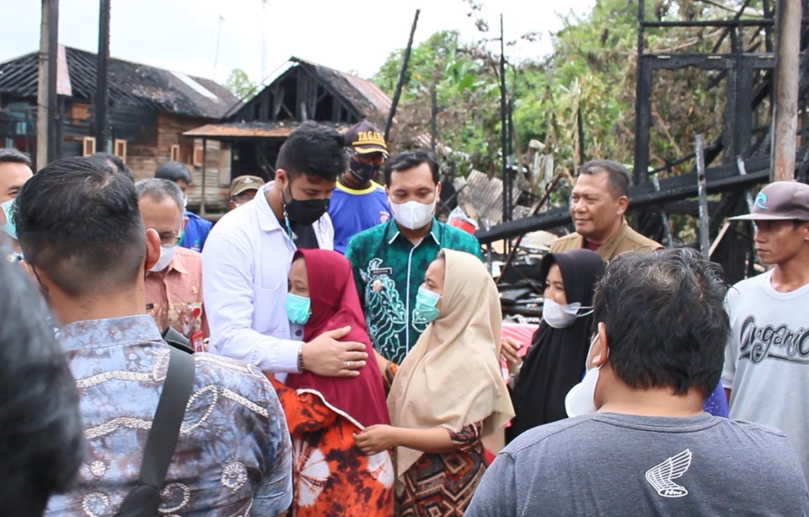 Ammar Zoni Dampingi Wali Kota Salurkan Bantuan Bagi Para Korban Kebakaran Di Cempaka