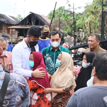 Ammar Zoni Dampingi Wali Kota Salurkan Bantuan Bagi Para Korban Kebakaran Di Cempaka