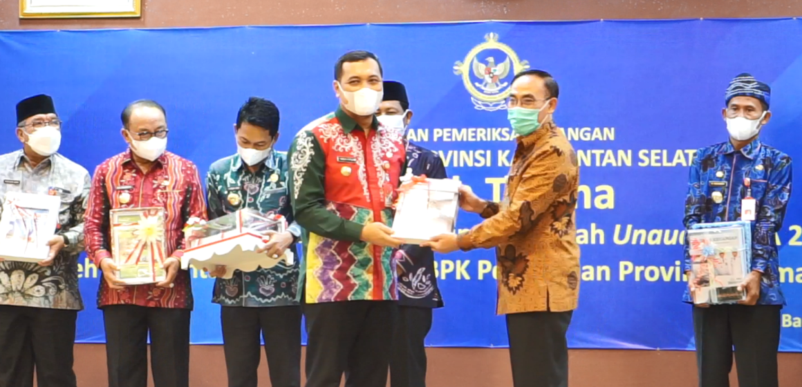 Wali Kota Banjarbaru Serahkan LKPD Unaudited TA. 2021 Kepada BPK Kalsel.
