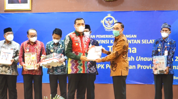 Wali Kota Banjarbaru Serahkan LKPD Unaudited TA. 2021 Kepada BPK Kalsel.