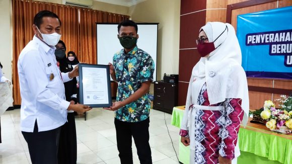 UMKM Maju, 28 Sertifikat Hak Merek Diserahkan Wartono