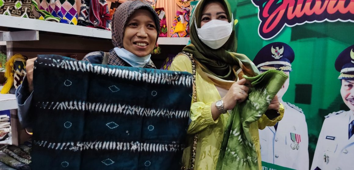Berkah Paris Fashion Show, Produk Dekranasda Banjarbaru Laku Keras
