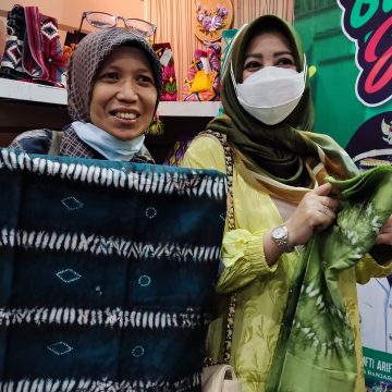 Berkah Paris Fashion Show, Produk Dekranasda Banjarbaru Laku Keras
