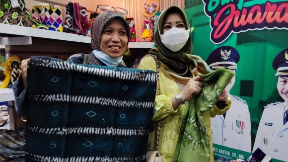 Berkah Paris Fashion Show, Produk Dekranasda Banjarbaru Laku Keras