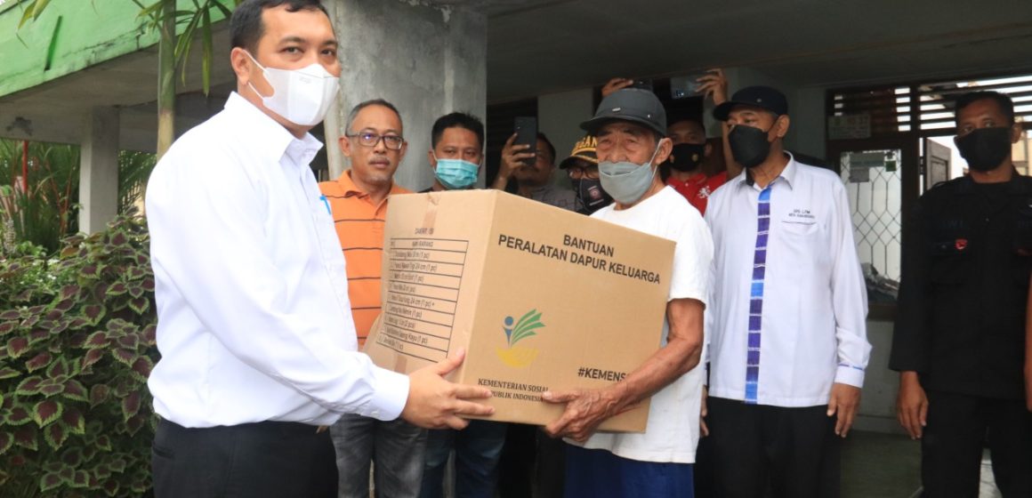 Wali Kota Banjarbaru Serahkan Bantuan kepada Korban Kebakaran
