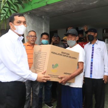 serahkan bantuan Wali Kota Banjarbaru Serahkan Bantuan kepada Korban Kebakaran