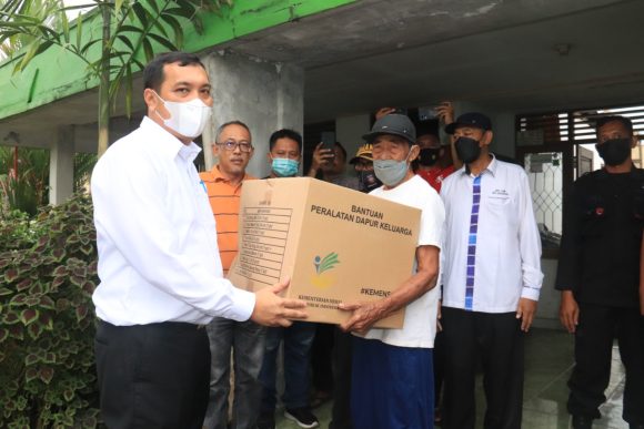 Wali Kota Banjarbaru Serahkan Bantuan kepada Korban Kebakaran