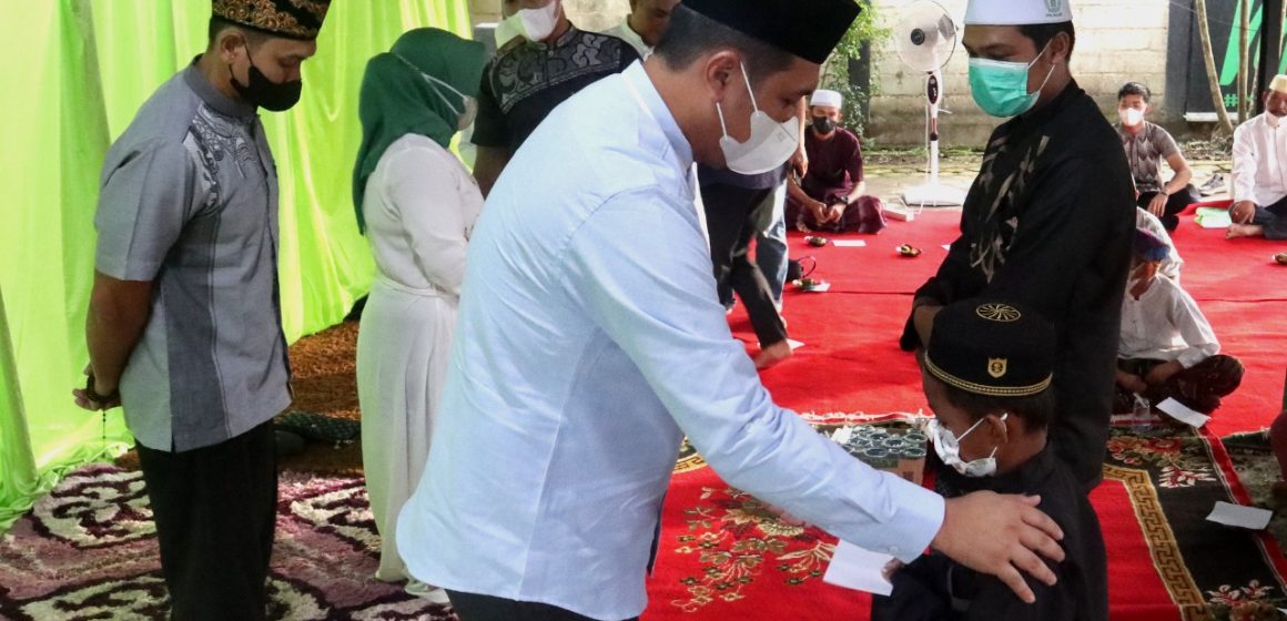 Aditya Berbagi Bersama Anak Yatim di Mentaos