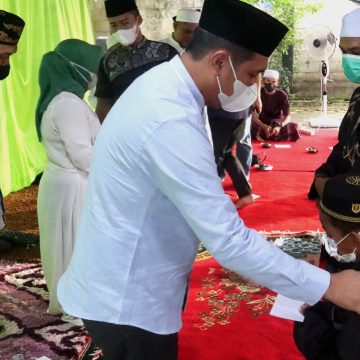 aditya berbagi dengan anak yatim Aditya Berbagi Bersama Anak Yatim di Mentaos