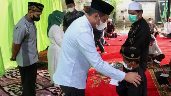Aditya Berbagi Bersama Anak Yatim di Mentaos