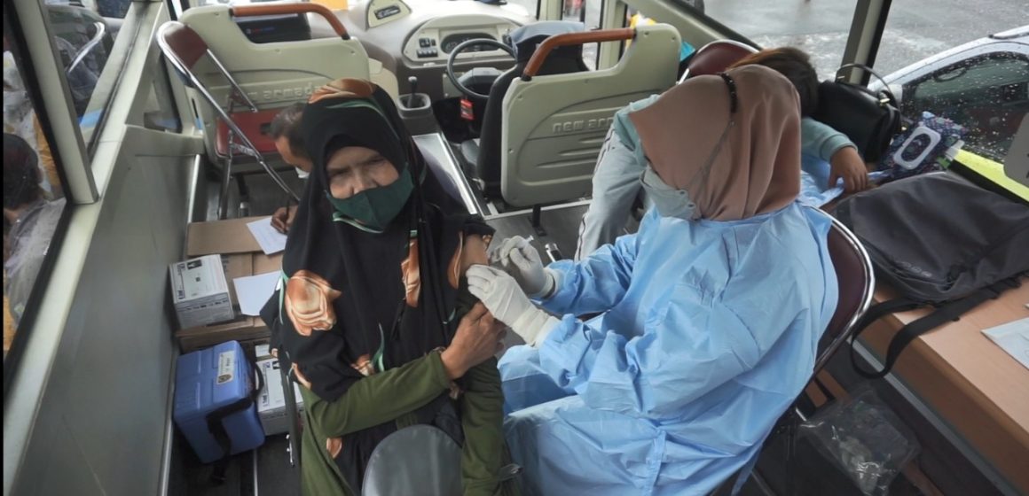 Vaksinasi Bergerak Diserbu Ratusan Masyarakat.