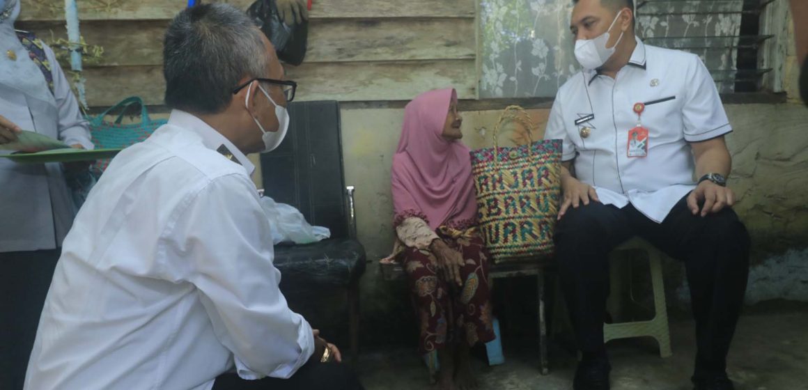 Ratusan Paket Sembako Dibagikan Kepada Lansia dan Penyandang Disabilitas se-Kota Banjarbaru
