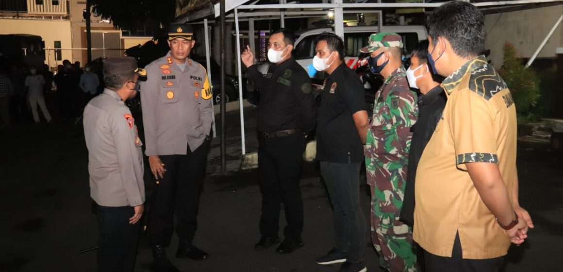 Patroli Untuk Menegakkan Ketertiban Saat Malam Hari Raya