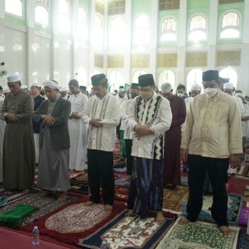 sholat ied di masjid agung al munawwarah Sholat Ied di Masjid Agung Al Munawwarah Banjarbaru