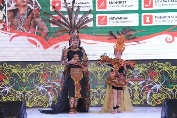 Pagelaran Seni Budaya Dayak Borneo di Banjarbaru Sukses