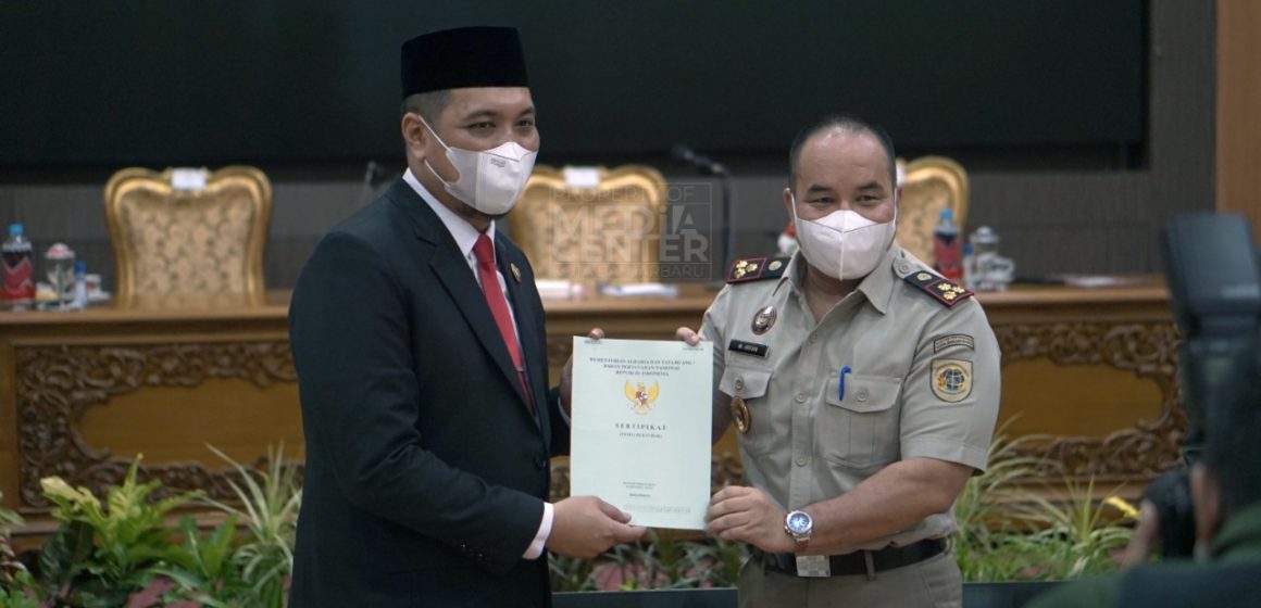 Rakor Pimpinan SKPD & Penyerahan Sertifikat Tanah Oleh BPN Kota Banjarbaru