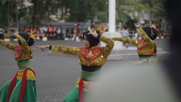 Berbagai Kesenian Tradisional Dibalut Dalam Parade Senja.