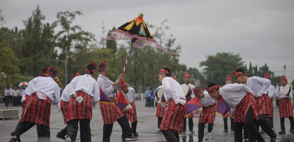 Sempat Diguyur Hujan, Tidak Menyurutkan Atraksi Seni Budaya Di Parade Senja.