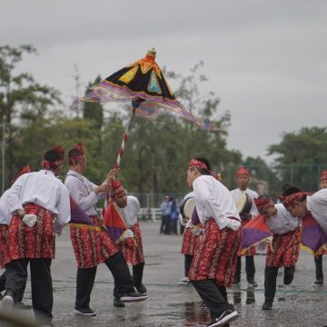 Sempat Diguyur Hujan, Tidak Menyurutkan Atraksi Seni Budaya Di Parade Senja.
