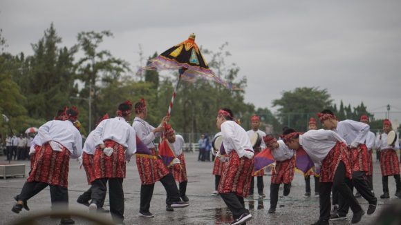 Sempat Diguyur Hujan, Tidak Menyurutkan Atraksi Seni Budaya Di Parade Senja.