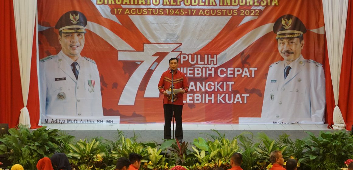 Wali Kota Menyerahkan Hadiah Di Malam Resepsi Kenegaraan