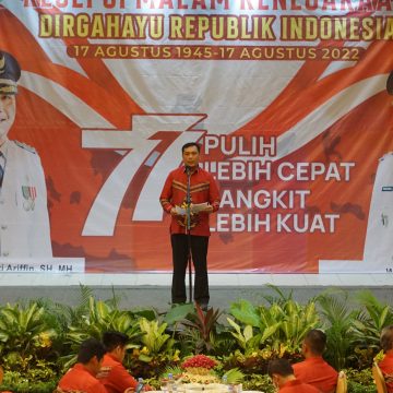 Wali Kota Menyerahkan Hadiah Di Malam Resepsi Kenegaraan