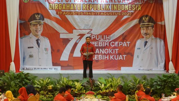 Wali Kota Menyerahkan Hadiah Di Malam Resepsi Kenegaraan