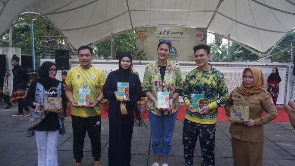 Baim Wong Dan Istri Kunjungi Mess L