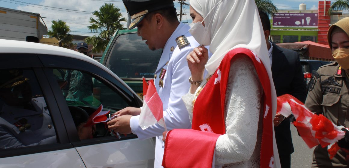 Tumbuhkan Rasa Patriotisme, Wali Kota Banjarbaru Bagikan Bendera Merah Putih