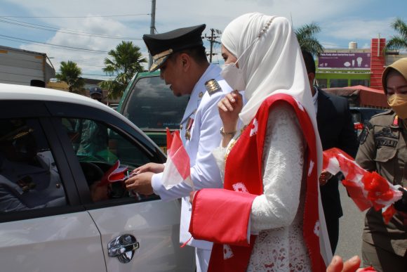 Tumbuhkan Rasa Patriotisme, Wali Kota Banjarbaru Bagikan Bendera Merah Putih