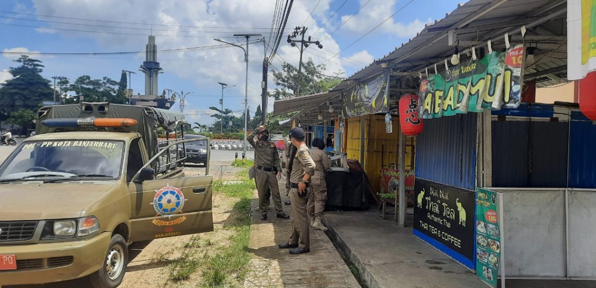 Satpol PP Kota Banjarbaru Tertibatkan Bangunan PKL Yang Menjorok Kejalan.