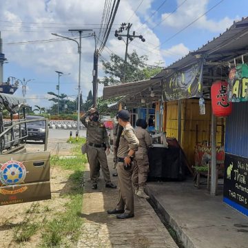 Satpol PP Kota Banjarbaru Tertibatkan Bangunan PKL Yang Menjorok Kejalan.