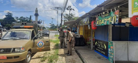 Satpol PP Kota Banjarbaru Tertibatkan Bangunan PKL Yang Menjorok Kejalan.