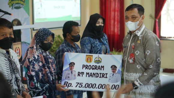 12 Pokmas Kecamatan Liang Anggang Dapatkan Dana Bansos RT Mandiri