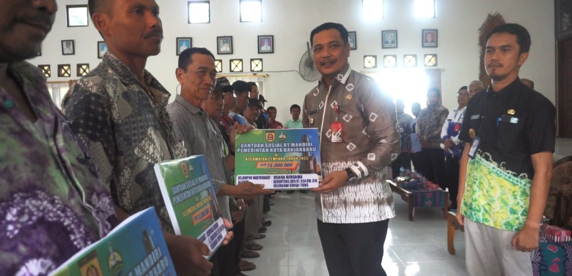 Sebanyak 12 Pokmas Yang Mendapat Bansos RT Mandiri Di Kecamatan Cempaka.