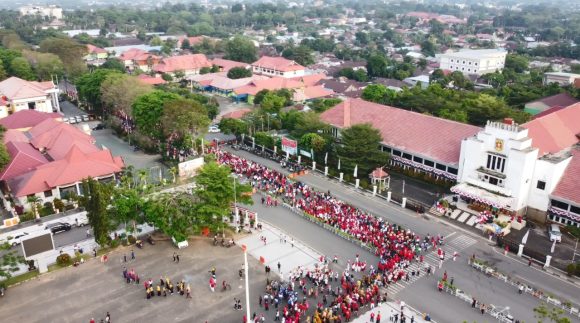 Ribuan Peserta Jalan Santai Merah Putih Padati Depan Balai Kota Banjarbaru