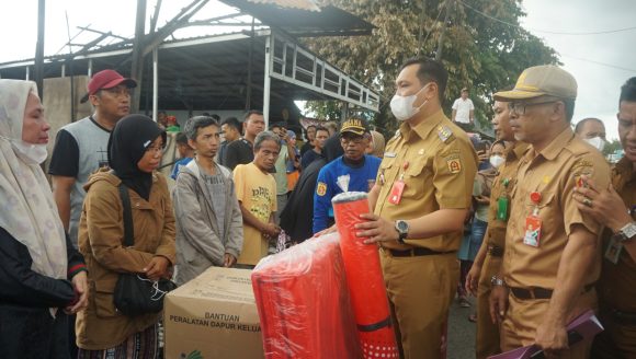Paket Bantuan Disalurkan Wali Kota Banjarbaru Kepada Korban Musibah Kebakaran Di Kemuning