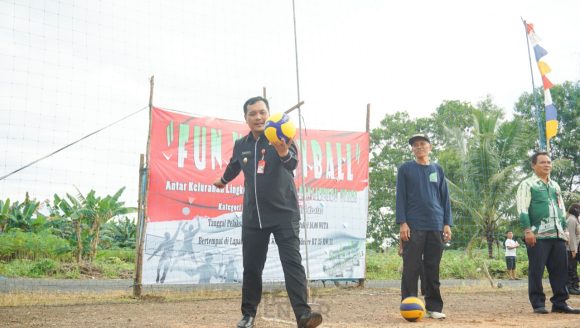 Tim Walikota lawan Tim RT/RW di Fun VolleyBall 2022