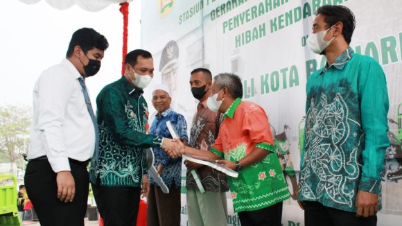 Aditya serahkan 5 Unit Angkutan Sampah kepada Masyarakat