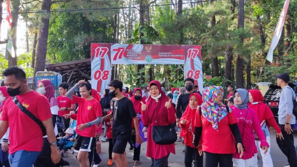Warga Mentaos Jalan Sehat Untuk Memperingati HUT RI ke – 77