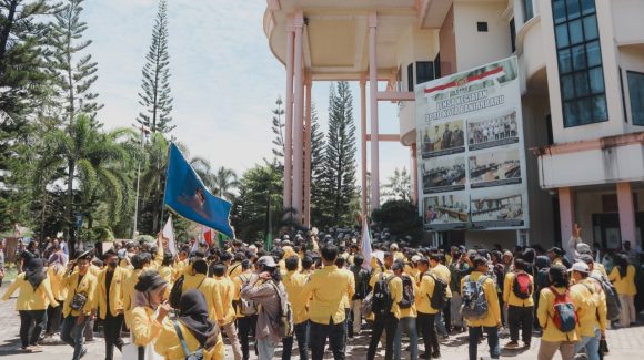 Protes Kenaikan Harga BBM, Mahasiswa datangi Gedung DPRD Banjarbaru