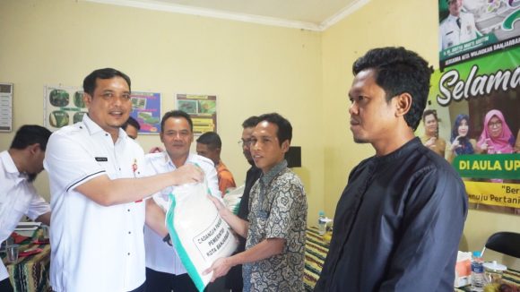 Ringankan Beban Warga Terdampak Banjir, Aditya Serahkan Bantuan Beras