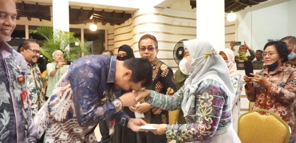 Wali Kota Banjarbaru Serahkan Dana Kesetiakawanan KORPRI Kepada 24 ASN Yang Pensiun.