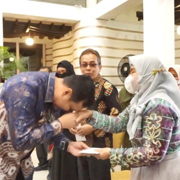 Wali Kota Banjarbaru Serahkan Dana Kesetiakawanan KORPRI Kepada 24 ASN Yang Pensiun.