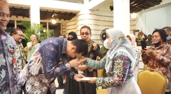 Wali Kota Banjarbaru Serahkan Dana Kesetiakawanan KORPRI Kepada 24 ASN Yang Pensiun.