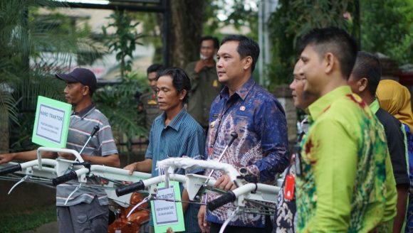 Aditya Serahkan Bantuan Kepada Petani, Langkah Mensukseskan Program Pemerintah Pusat