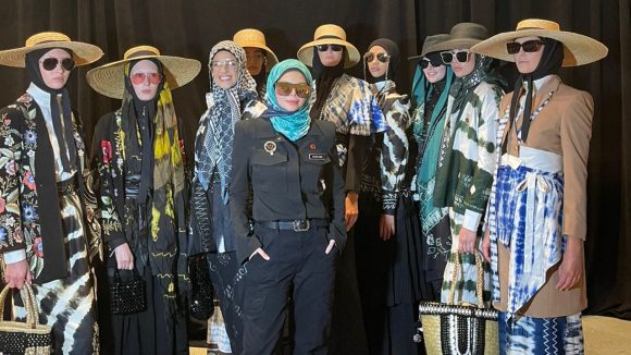 NEOCULTURE, Vivi Mar’I Zubedi Sukses Tampilkan Sasirangan Di NYFW Tanpa Dana APBD.