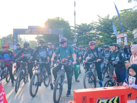 Aditya Gowes Bersama Warga di Banjarbaru Run n Ride 2022