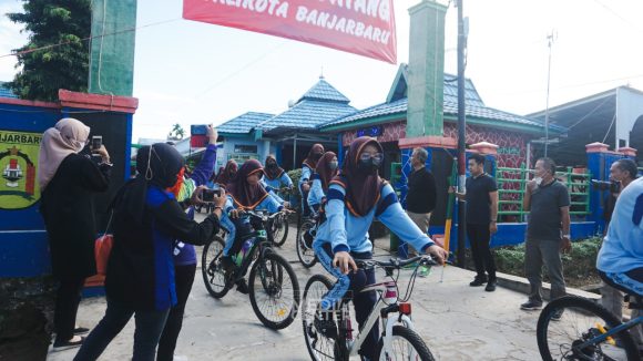 Ratusan Siswa SMP 5 Banjarbaru Bersepeda ke Sekolah